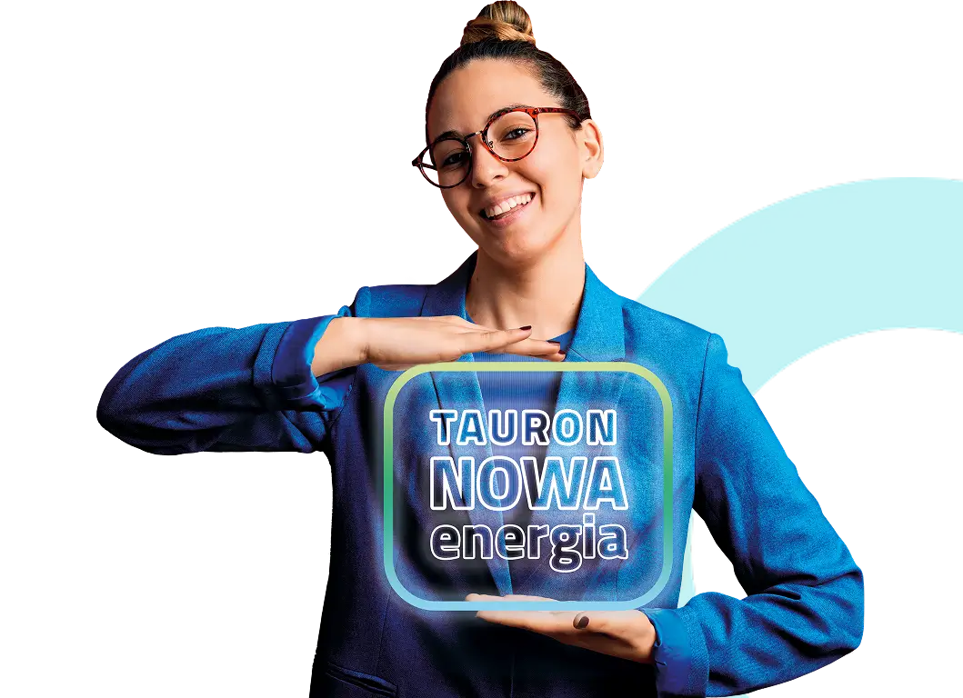 Uśmiechnięta młoda kobieta w okularach i niebieskiej marynarce, trzymająca świetlny znak z napisem ‘TAURON NOWA energia’ na jasnym tle z błękitnymi elementami graficznymi.