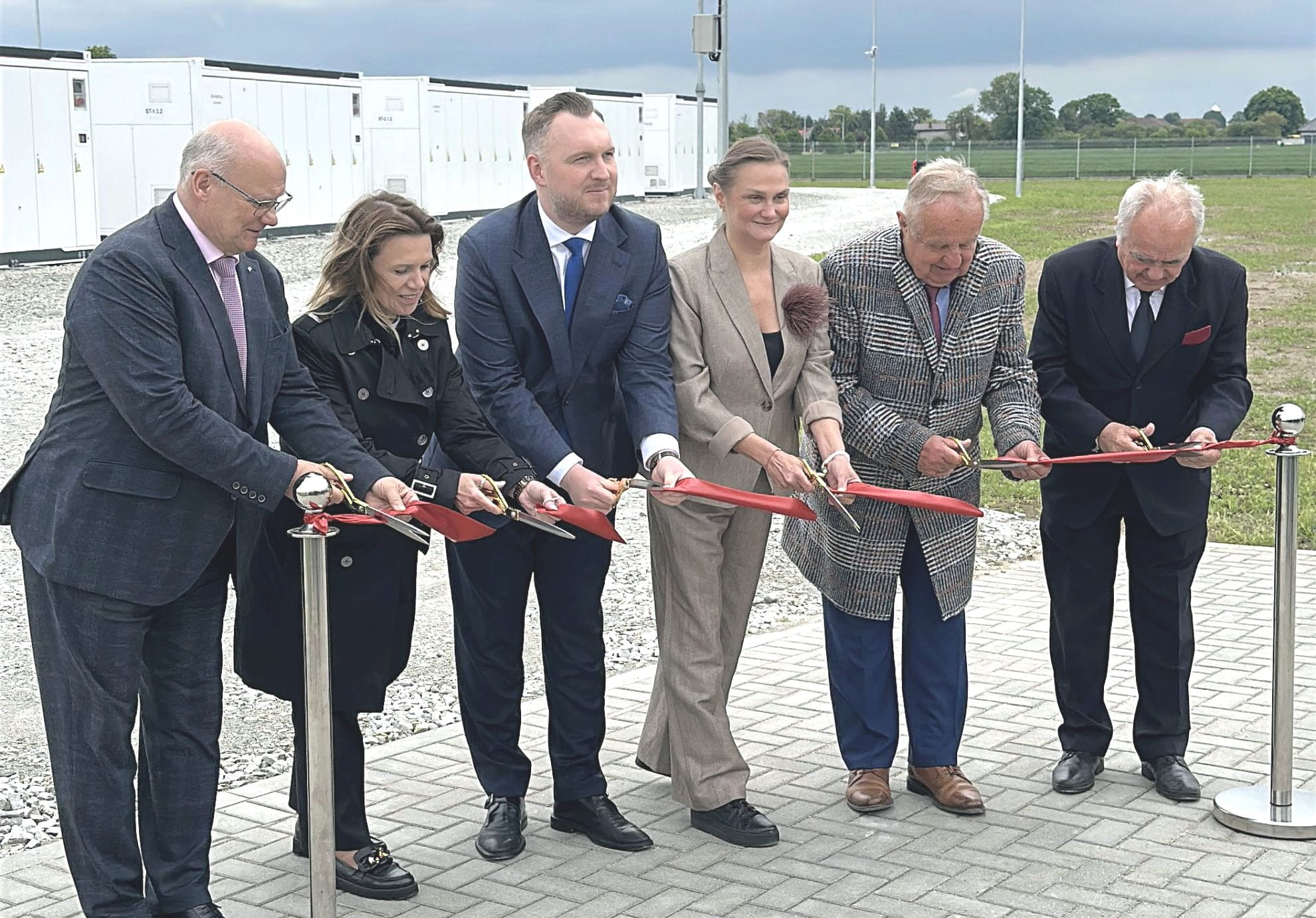TAURON Dystrybucja przyłączyła do swojej sieci największy magazyn energii w Polsce – instalację o mocy 50 MW, zrealizowaną przez EDF power solutions Polska w Starym Grodkowie (woj. opolskie).