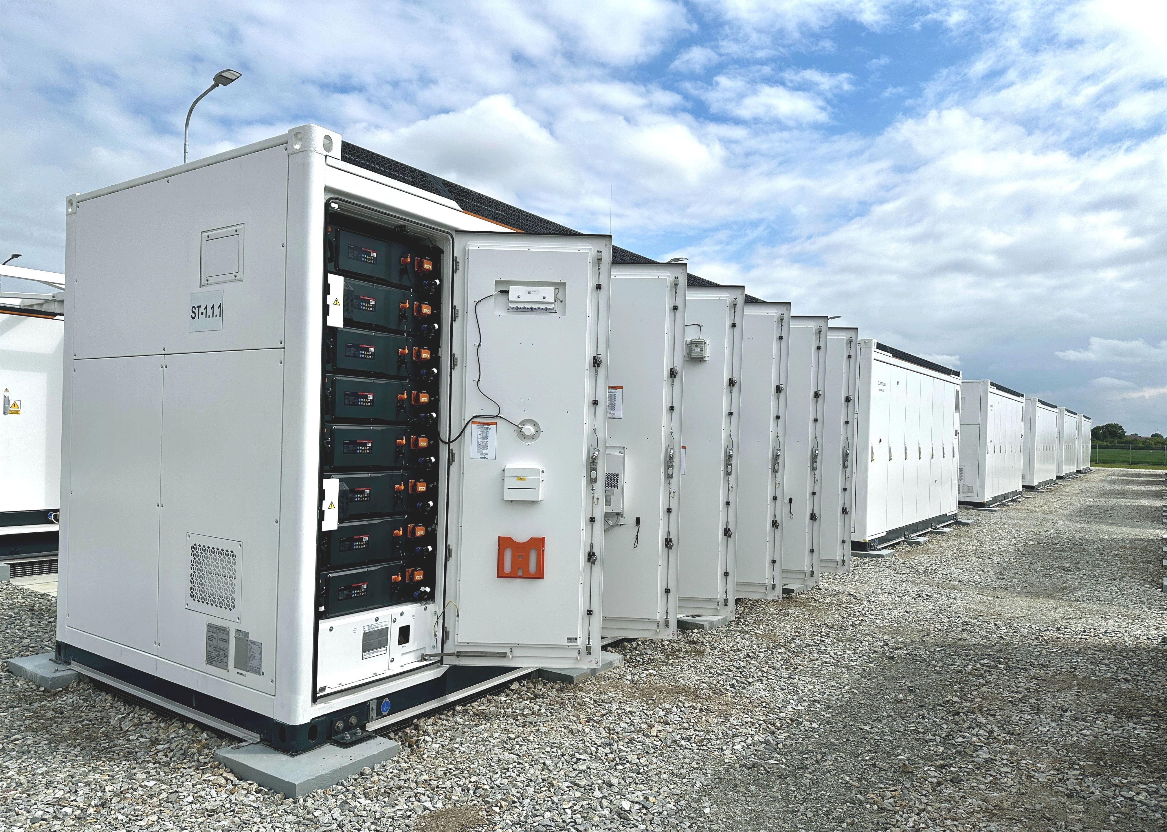 Magazyny energii odgrywają coraz większą rolę w systemie elektroenergetycznym. Pozwalają bilansować produkcję i zużycie energii, stabilizować sieć oraz zwiększać wykorzystanie źródeł odnawialnych.