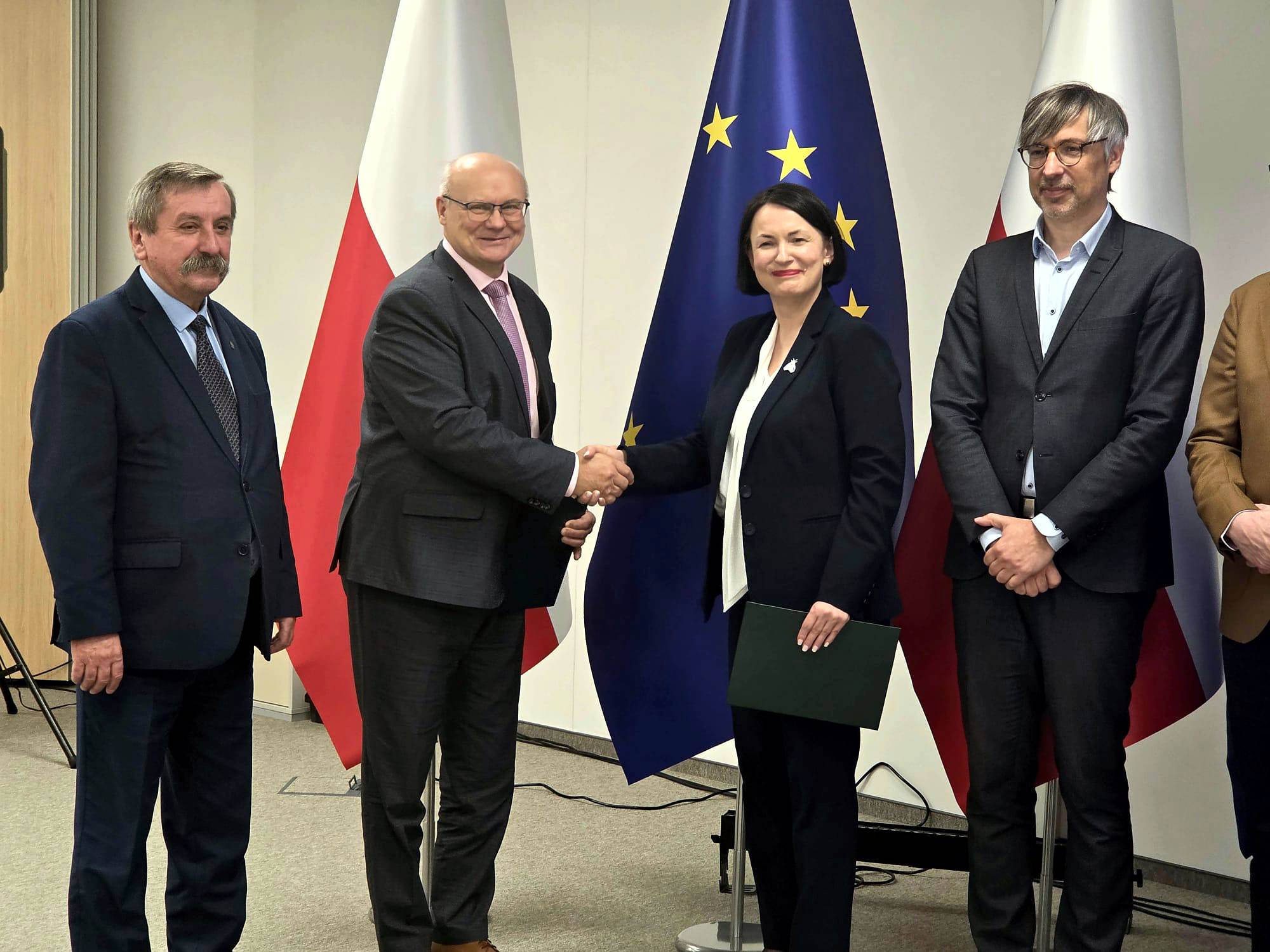 Dofinansowanie to w wysokości 33,6 mln zł zwiększy dostępność mocy przyłączeniowych dla OZE dzięki zmodernizowaniu infrastruktury obejmującej 35 km linii i 22 stacje elektroenergetyczne.
