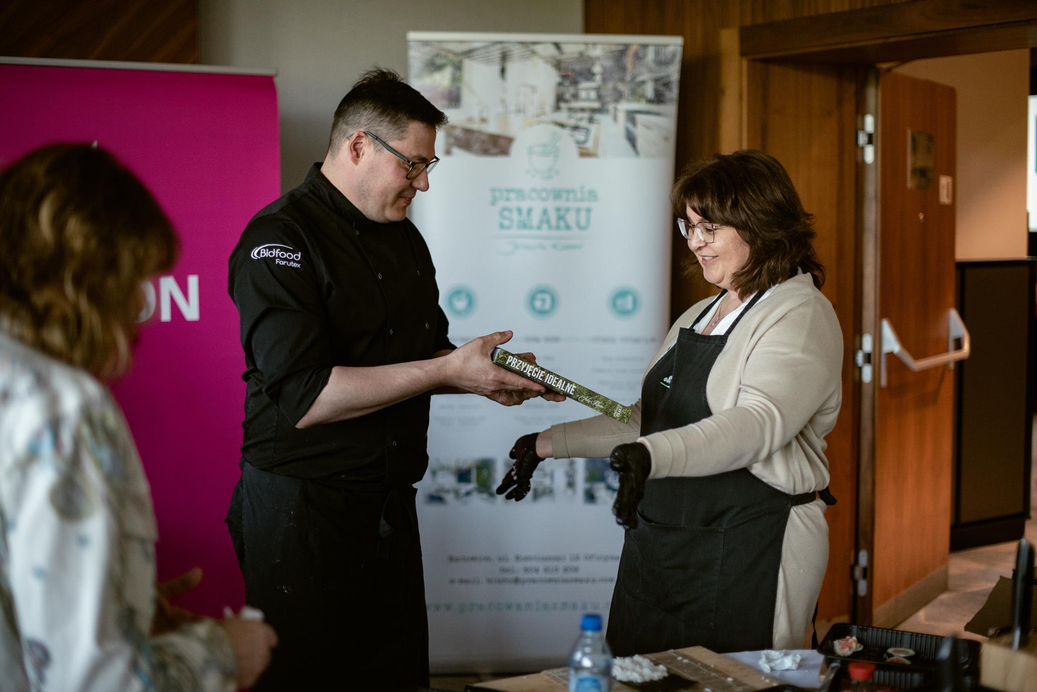 Sushi Master wręcza nagrodę-książkę „Przyjęcie idealne” dla najbardziej zaangażowanej uczestniczki