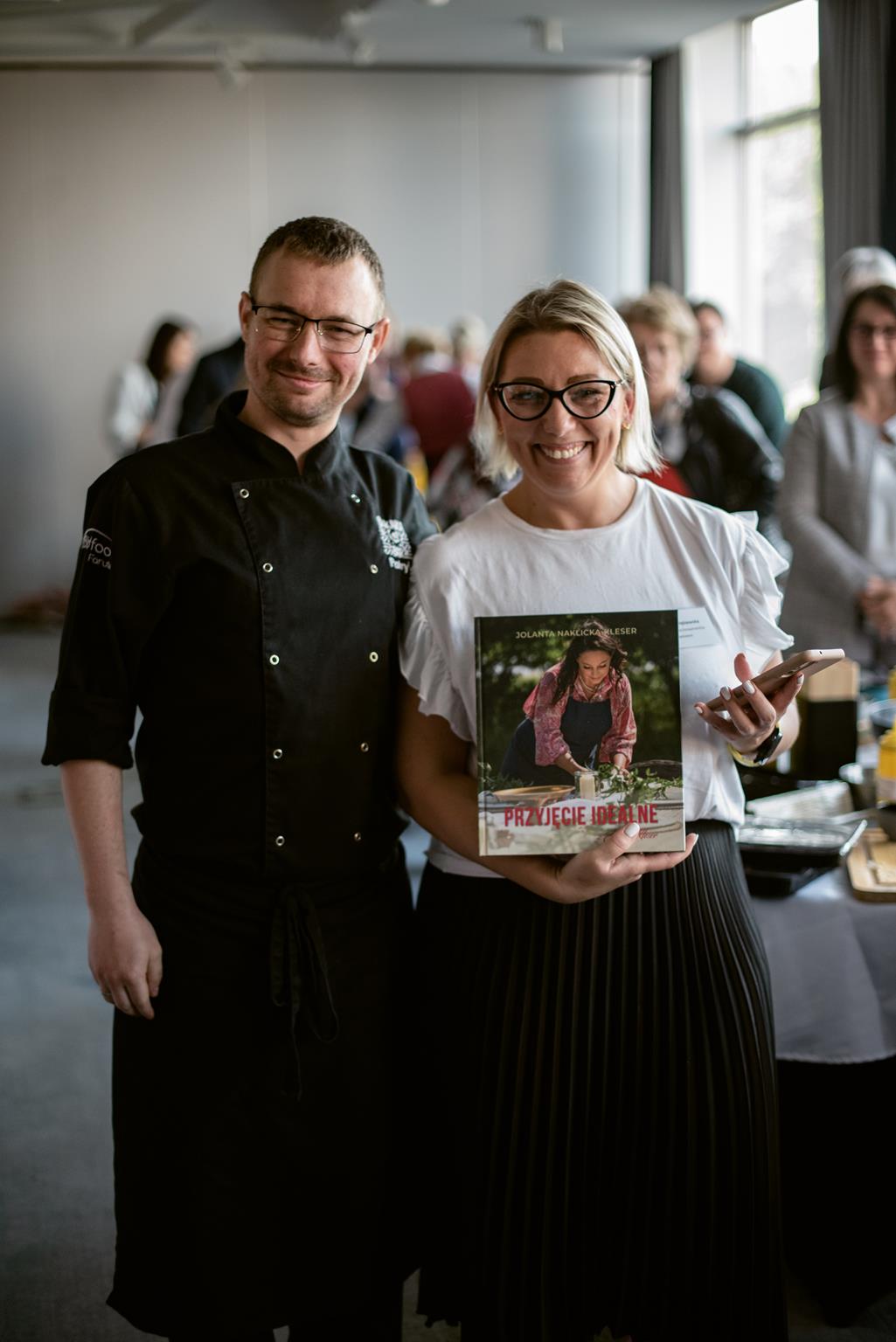 Sushi Master pozuje z nagrodzoną Rzeczniczką Konsumentów