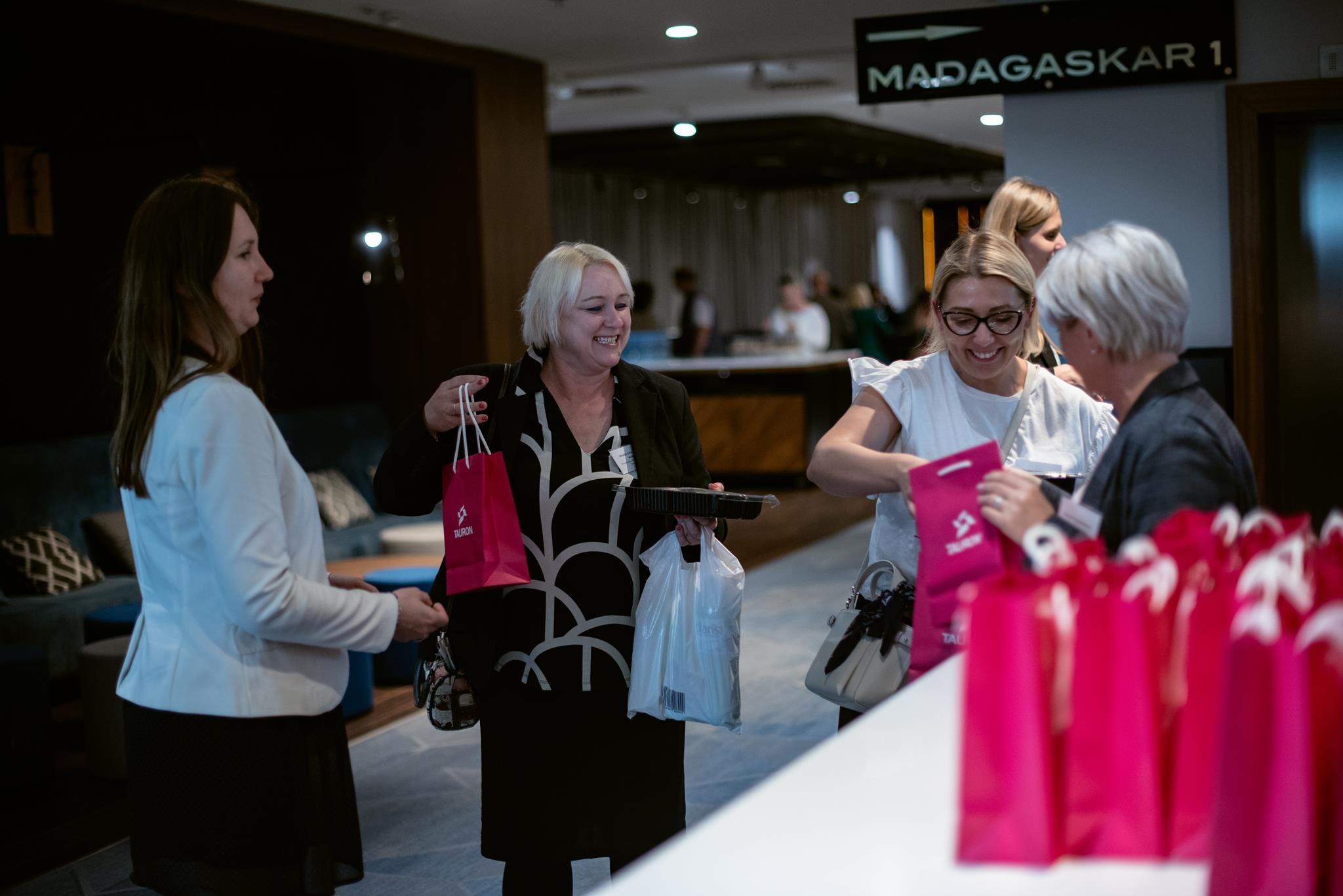 Zakończenie spotkania – wręczenie drobnych upominków, pożegnanie w holu hotelowym