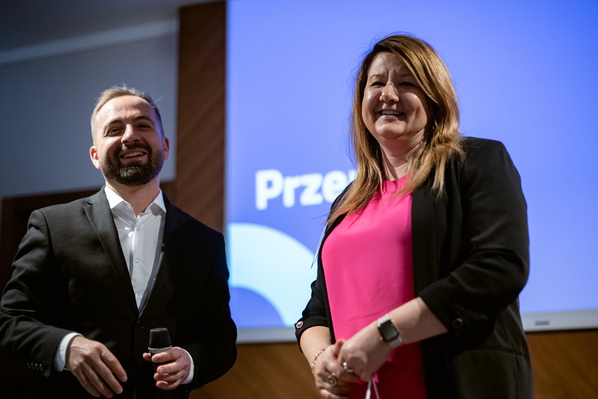 Dyrektor Daniel Gryt wręcza nagrodę dla zwyciężczyni konkursu