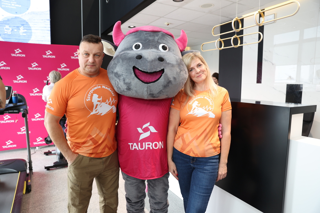 Biegnij z nami dla dzieci - pracownicy razem z byczkiem TAURONA