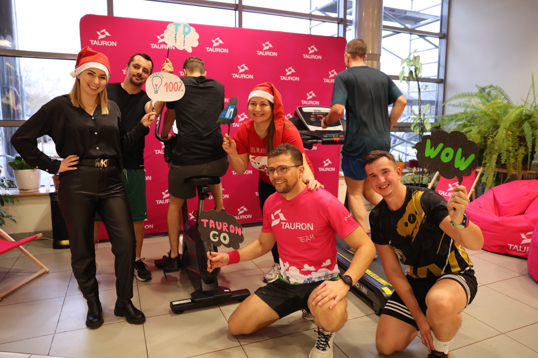 Biegnij z nami dla dzieci - pracownicy w tle