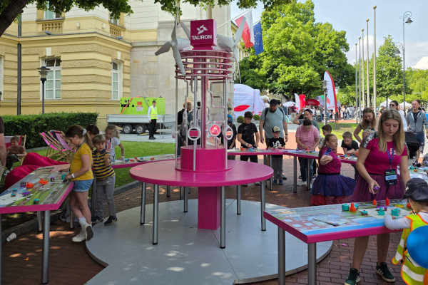 Mobilne stanowisko, widok na gry i zabawy dzieci.