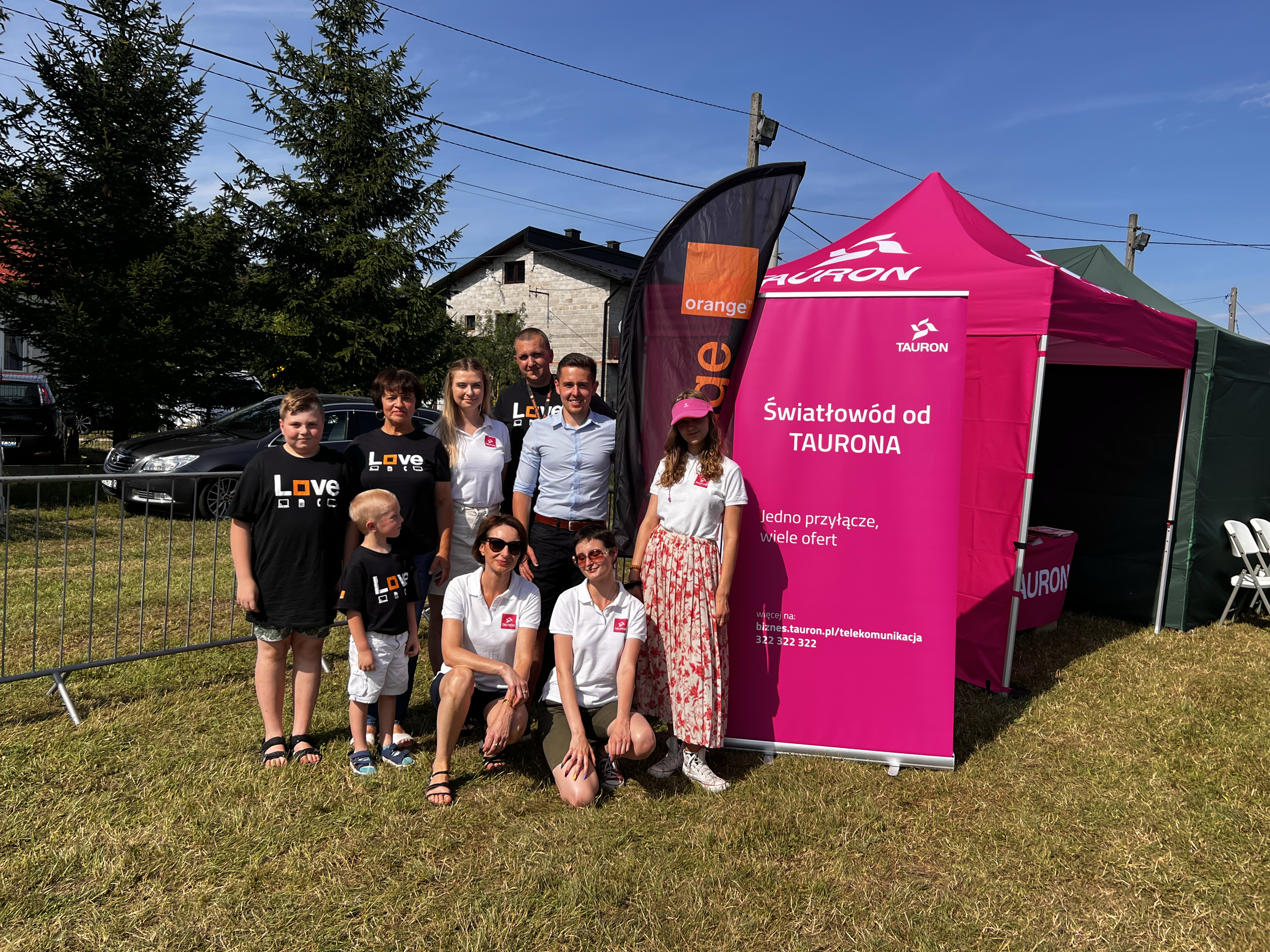 „Światłowód od TAURONA” Drwinia – event promocyjny POPC - Zespół Światłowodu od TAURONA wraz z Orange Polska