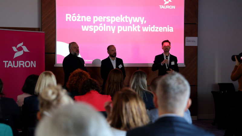 Widok na planszę z tytułem wydarzenia – różne perspektywy, wspólne punkt widzenia, na zdjęciu prezesi od lewej- Michał Mierzwa – wiceprezes TAURON Obsługa Klienta sp. z o.o., Mariusz Purat - Prezes TAURON Sprzedaż Sp. z o.o., Mariusz Marzyński – wiceprezes TAURON Dystrybucja