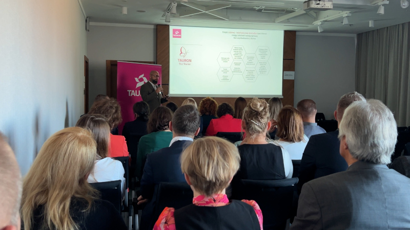 Krzysztof Rosiński – Dyrektor ds. Zarządzania Mobilnymi Kanałami Kontaktu – opowiada o wdrożonych ułatwieniach na infolinii obsługowej w ramach programu TAURON Bez Barier.