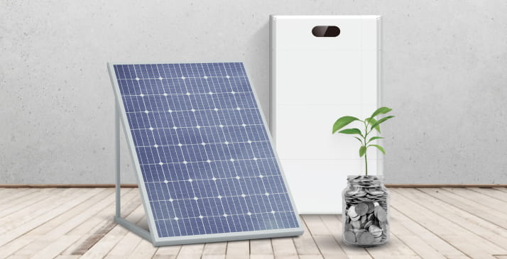 Panel solarny, magazyn energii oraz słoik z monetami